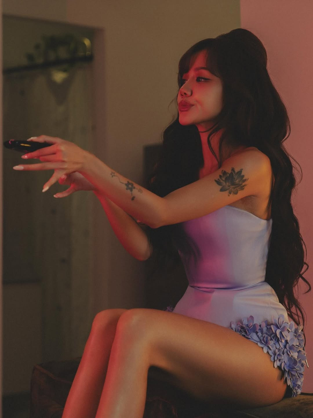 Ngay lập tức, những hình ảnh mới của Phương Ly với làn da nâu đã nhận được "cơn mưa" lời khen từ cộng đồng mạng.