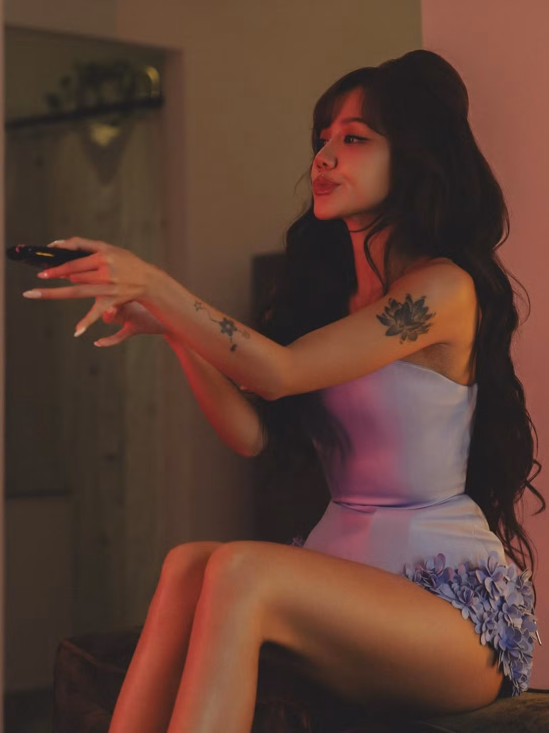 Ngay lập tức, những hình ảnh mới của Phương Ly với làn da nâu đã nhận được "cơn mưa" lời khen từ cộng đồng mạng.