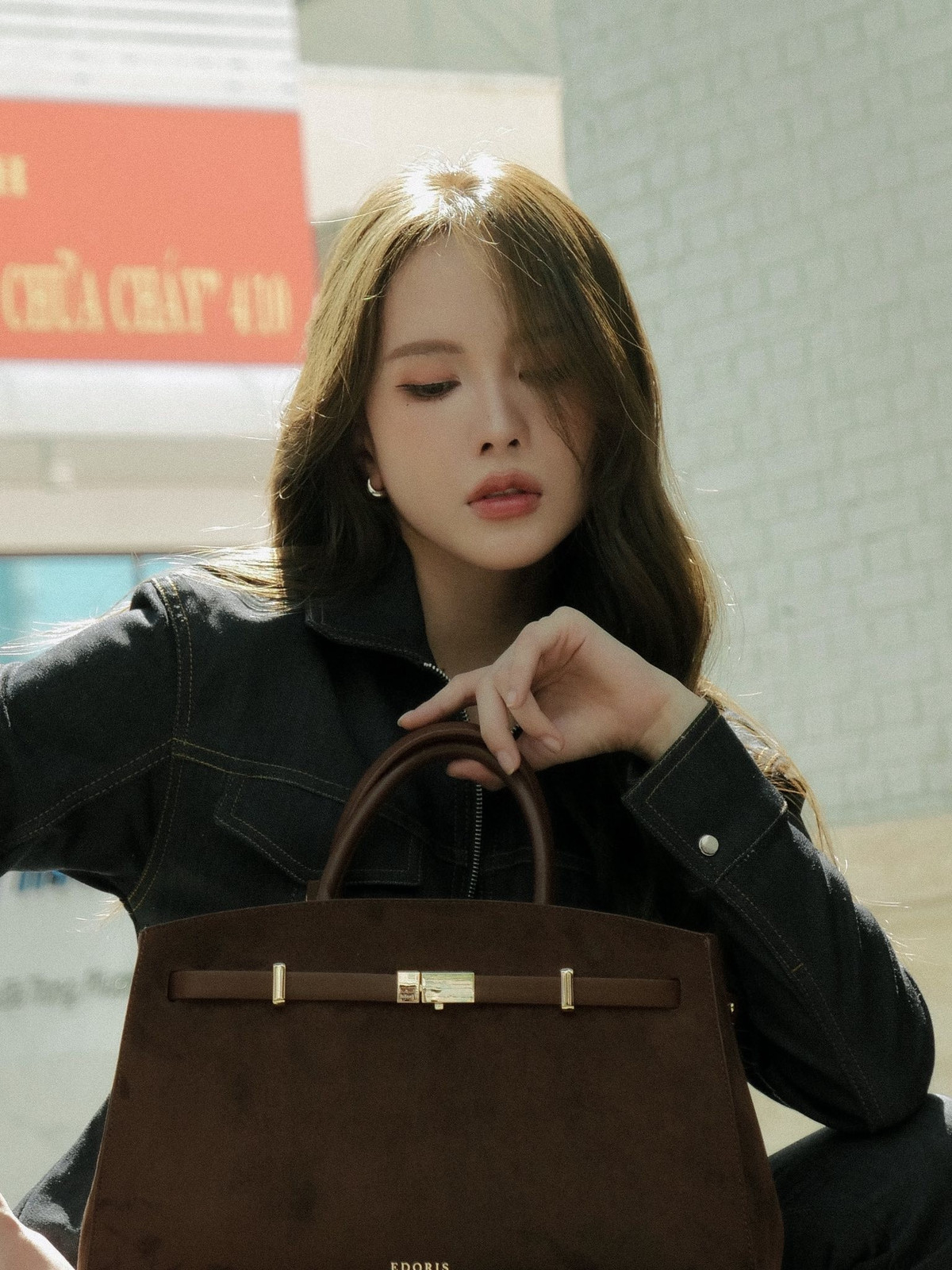 Từ một cô gái trẻ bước ra từ nhóm nhạc, Thiều Bảo Trâm hôm nay là nghệ sĩ solo có chỗ đứng riêng, ngoại hình thăng hạng, tư duy hình ảnh linh hoạt và tinh thần cầu tiến rõ rệt. “Kiếp nạn” chiếc mái, suy cho cùng, chỉ là câu chuyện vui cho thấy sự tương tác thú vị giữa nghệ sĩ và người hâm mộ.