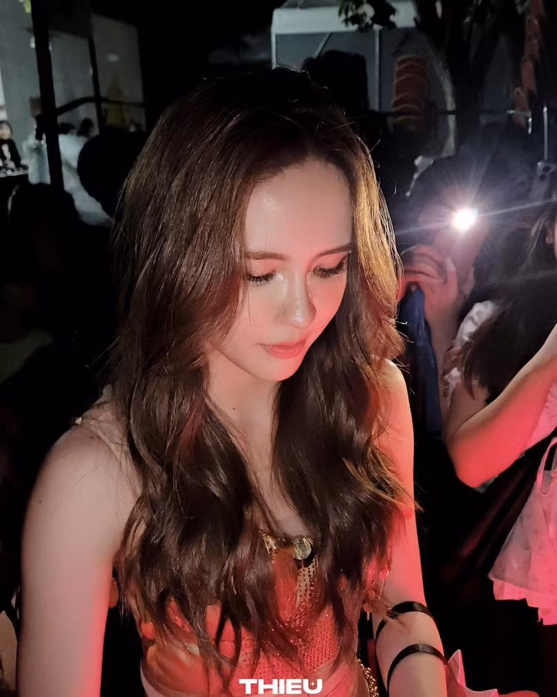 Những sản phẩm như Một mình có buồn không, Sau lưng anh có ai kìa, Chắc anh có nỗi khổ tâm… giúp Thiều Bảo Trâm định hình phong cách pop hiện đại, giọng hát ngọt ngào, giàu cảm xúc. Song song âm nhạc, cô còn đầu tư mạnh cho thời trang và vũ đạo, thường xuyên xuất hiện trong các sự kiện với hình ảnh chỉn chu, thời thượng.