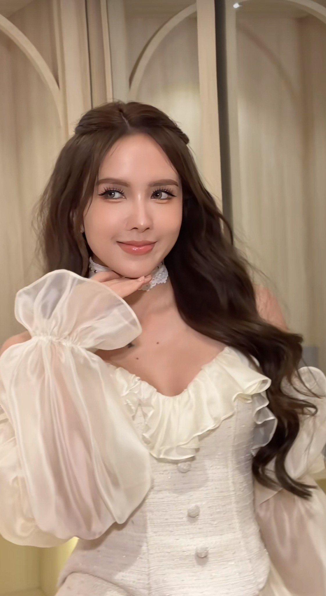 Từ mái bằng ngây thơ, mái thưa dịu dàng đến mái dài uốn nhẹ hay không mái cá tính, mỗi lần xuất hiện của Thiều Bảo Trâm đều nhanh chóng trở thành đề tài bàn luận sôi nổi. Dù ở phiên bản nào, nữ ca sĩ vẫn giữ được sức hút riêng nhờ nhan sắc ngày càng mặn mà, vóc dáng thon gọn và gương mặt xinh đẹp khó chê.