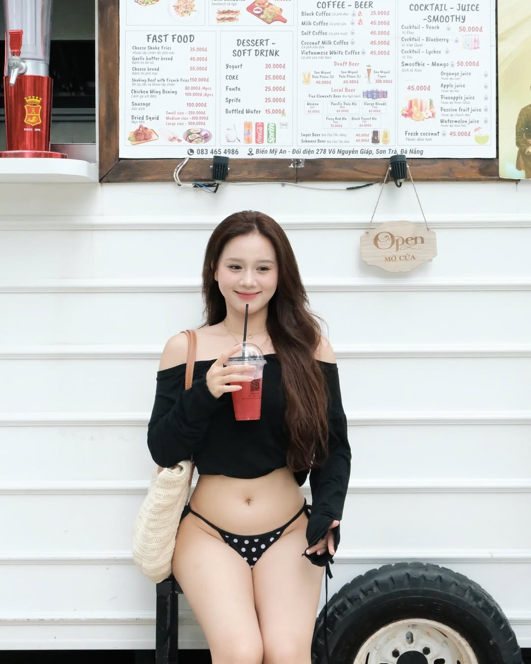 Dù không thường xuyên xuất hiện trước truyền thông như các nàng WAGs khác, nhưng mỗi lần "lên đồ", Hoa Mỹ đều ghi điểm với hình ảnh vừa có gu, vừa giữ được nét dịu dàng và tinh tế.