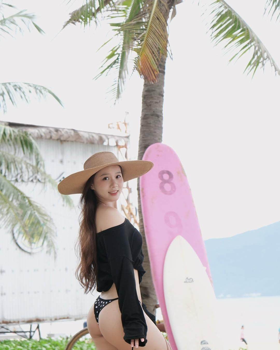 Đáng chú ý, bạn gái Nhâm Mạnh Dũng còn mang theo máy ảnh "xịn xò", chứng minh đam mê nhiếp ảnh và gout thẩm mỹ ổn áp chứ không chỉ đơn thuần là "người yêu cầu thủ".