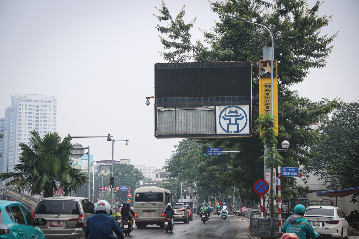 Không chỉ những tấm biển quảng cáo tự phát tại nhà dân, nhiều tấm biển quảng cáo thuộc dự án quảng cáo xã hội hoá tại Hà Nội đã bị bỏ hoang suốt thời gian dài. Trên đường Lê Văn Lương, công trình phục vụ quảng cáo không được duy tu, bảo dưỡng khiến khung sắt hoen gỉ, bề mặt bong tróc, hỏng hóc vừa gây mất mỹ quan đô thị vừa che khuất tầm nhìn của người tham gia giao thông.