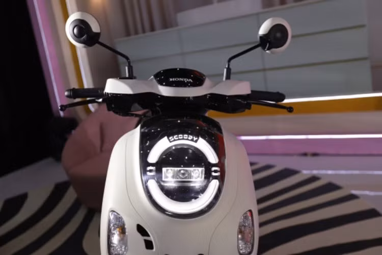 Cụm đèn pha LED có họa tiết dạng pha lê thanh ngang, kết hợp với đèn định vị DRL tạo hình bán nguyệt. Đèn hậu phía sau tạo liên kết hài hòa với phần đầu xe, sử dụng LED đỏ bất đối xứng, trong khi đèn tín hiệu vẫn là dạng Halogen.