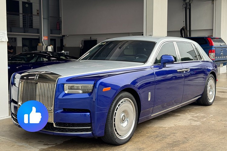 Trong trường hợp sử dụng biển số thông thường, sau khi cộng thuế và các loại phí, giá xe siêu sang Rolls-Royce Phantom VIII độc bản của đại gia Hà Nội này có thể tăng lên đến hơn 60 tỷ đồng - mức giá chỉ dành cho giới siêu giàu hoặc nhà sưu tầm xe độc bản.
