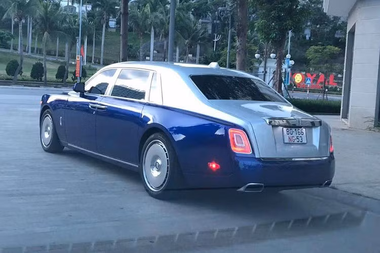 Hiện chưa rõ chiếc Phantom VIII này được nhập khẩu chính hãng hay thông qua đơn vị tư nhân. Tuy nhiên, với cấu hình cá nhân hóa đắt giá, nếu xe được đăng ký với biển số ngoại giao, giá trị có thể khoảng 1 triệu USD (tương đương gần 25 tỷ đồng).