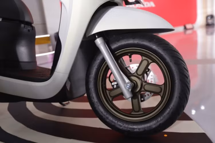 Mẫu xe tay ga cỡ nhỏ này sử dụng vành 12 inch 5 chấu thiết kế mới, phanh đĩa phía trước và phanh tang trống phía sau. Hệ thống treo gồm phuộc ống lồng phía trước và giảm xóc đơn phía sau lệch một bên.