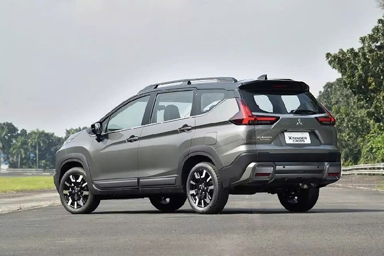 Với Mitsubishi Xpander Cross 2026, xe cũng được bổ sung lưới tản nhiệt mới với các chi tiết hình chữ X, tạo cảm giác thể thao và hầm hố hơn. Cản trước/sau khỏe khoắn hơn và bộ mâm hợp kim mới phối 2 màu cũng được trang bị cho Xpander Cross.