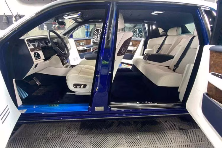 Khoang cabin của Phantom VIII được thiết kế theo tông trắng - đen tương phản, kết hợp chất liệu da cao cấp, ốp gỗ tự nhiên và kim loại mạ chrome. Tất cả các chi tiết đều được hoàn thiện thủ công, đúng với triết lý thủ công truyền thống của Rolls-Royce.