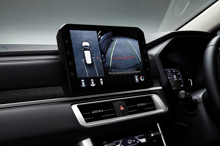 Điểm nhấn của Mitsubishi Xpander và Xpander Cross 2026 nằm ở vô lăng ba chấu mới lấy từ người anh em Triton, bảng đồng hồ kỹ thuật số 8 inch, màn hình thông tin giải trí dạng cảm ứng tăng kích thước lên 10 inch trong khi các nút cảm ứng điện dung được dời sang phía bên trái.