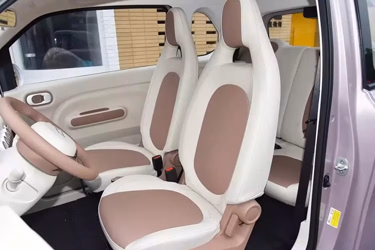 Một số nâng cấp nổi bật của xe gồm: bảng đồng hồ kỹ thuật số 10,1 inch trên các bản cao, khóa Bluetooth qua điện thoại, tính năng mở cửa xe không cần chìa, cập nhật hệ thống giải trí qua mạng OTA, trợ lý ảo DeepSeek, camera hành trình và chế độ bò chậm tiện lợi khi lái ở tốc độ thấp.