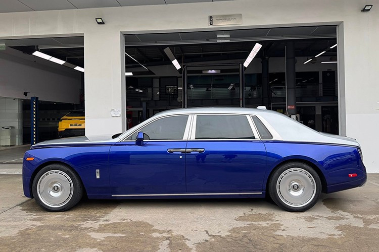 Rolls-Royce Phantom VIII gây ấn tượng mạnh với phần ngoại thất sơn xanh dương đậm kết hợp nắp ca-pô và mui sơn bạc ánh kim. Đây là loại sơn nằm trong chương trình Bespoke danh tiếng của Rolls-Royce – nơi mọi chi tiết đều được chế tác riêng theo yêu cầu khách hàng.