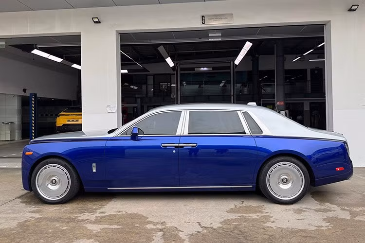 Rolls-Royce Phantom VIII gây ấn tượng mạnh với phần ngoại thất sơn xanh dương đậm kết hợp nắp ca-pô và mui sơn bạc ánh kim. Đây là loại sơn nằm trong chương trình Bespoke danh tiếng của Rolls-Royce – nơi mọi chi tiết đều được chế tác riêng theo yêu cầu khách hàng.