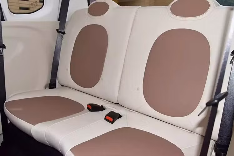 Bảng đồng hồ kỹ thuật số của Bestune Pony ở Trung Quốc có kích thước 10,1 inch thay vì 7 inch như xe dành cho Việt Nam. Cả 5 phiên bản của Bestune Pony ở thị trường Trung Quốc đều được trang bị mô-tơ điện nam châm vĩnh cửu đặt phía sau.