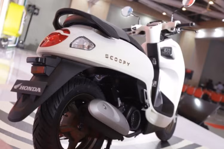 Xe có trọng lượng nhẹ từ 93-94 kg tùy phiên bản, giúp dễ điều khiển trong môi trường đô thị. Scoopy 2025 giữ phong cách thiết kế đặc trưng với các đường cong mềm mại nhưng được cải tiến đáng kể ở hệ thống chiếu sáng.