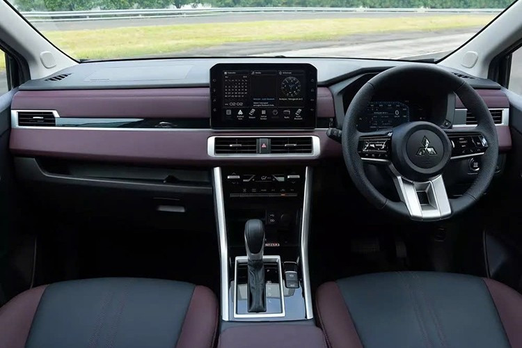 Tương tự ngoại thất, nội thất của xe cũng đã được cải tiến nhẹ. Tại đây, xe sở hữu nội thất màu đen tuyền ở mọi phiên bản. Riêng Mitsubishi Xpander Cross 2026 có thêm tùy chọn nội thất màu đỏ đậm kết hợp với các chi tiết ốp gỗ giả.