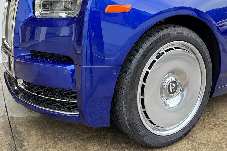 Xe được trang bị bộ mâm hợp kim 22 inch dạng đĩa, bề mặt được đánh bóng thủ công, đi kèm với cơ chế giữ thẳng logo Rolls-Royce – một chi tiết đặc trưng trên các dòng xe siêu sang của hãng.