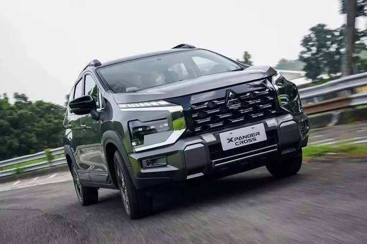 Một điểm mới nữa của xe là hệ thống cân bằng điện tử giờ được trang bị thêm chức năng kiểm soát lực kéo khi vào cua có phanh (Active Yaw Control) được lấy từ người anh em Mitsubishi Xforce. Nằm bên dưới nắp ca-pô của mẫu MPV này tiếp tục là động cơ xăng MIVEC có mã 4A91 quen thuộc.