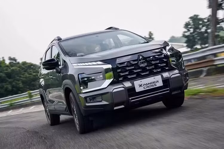 Một điểm mới nữa của xe là hệ thống cân bằng điện tử giờ được trang bị thêm chức năng kiểm soát lực kéo khi vào cua có phanh (Active Yaw Control) được lấy từ người anh em Mitsubishi Xforce. Nằm bên dưới nắp ca-pô của mẫu MPV này tiếp tục là động cơ xăng MIVEC có mã 4A91 quen thuộc.