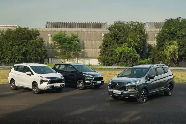 Tại thị trường Indonesia, Mitsubishi Xpander 2026 bản thường có giá dao động từ 270,1 - 337,8 triệu Rupiah (khoảng 426 - 533 triệu đồng). Trong khi đó, Mitsubishi Xpander Cross 2026 có giá từ 338 - 364,2 triệu Rupiah (khoảng 534 - 575 triệu đồng).