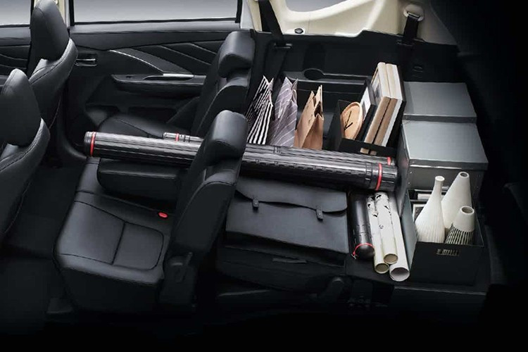 Thêm vào đó là hàng ghế thứ hai được bổ sung tựa đầu ở giữa và bệ tì tay có hai giá để ly. Tuy nhiên, thay đổi đáng hoan nghênh nhất của mẫu MPV này lại là trang bị an toàn. Theo đó, số lượng túi khí của xe đã tăng từ 2 lên 6. Đáng tiếc là trang bị này chỉ có ở phiên bản cao cấp nhất và xe vẫn không có các tính năng hỗ trợ lái nâng cao ADAS.