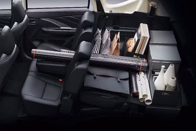 Thêm vào đó là hàng ghế thứ hai được bổ sung tựa đầu ở giữa và bệ tì tay có hai giá để ly. Tuy nhiên, thay đổi đáng hoan nghênh nhất của mẫu MPV này lại là trang bị an toàn. Theo đó, số lượng túi khí của xe đã tăng từ 2 lên 6. Đáng tiếc là trang bị này chỉ có ở phiên bản cao cấp nhất và xe vẫn không có các tính năng hỗ trợ lái nâng cao ADAS.