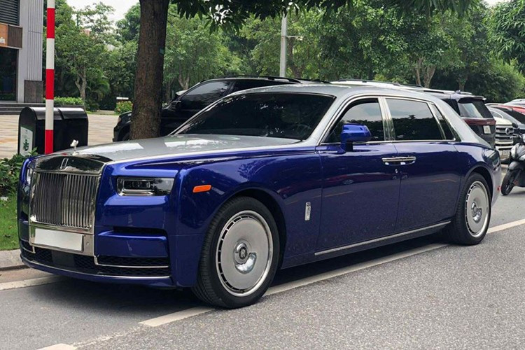 Chiếc xe siêu sang Rolls-Royce Phantom VIII của đại gia bí ẩn tại Hà Nội này mang cấu hình cá nhân hóa Bespoke vừa xuất hiện tại một cơ sở chăm sóc xe sang và lăn bánh trên đường phố thủ đô đã nhanh chóng thu hút sự chú ý nhờ ngoại hình độc đáo và các chi tiết đắt giá.