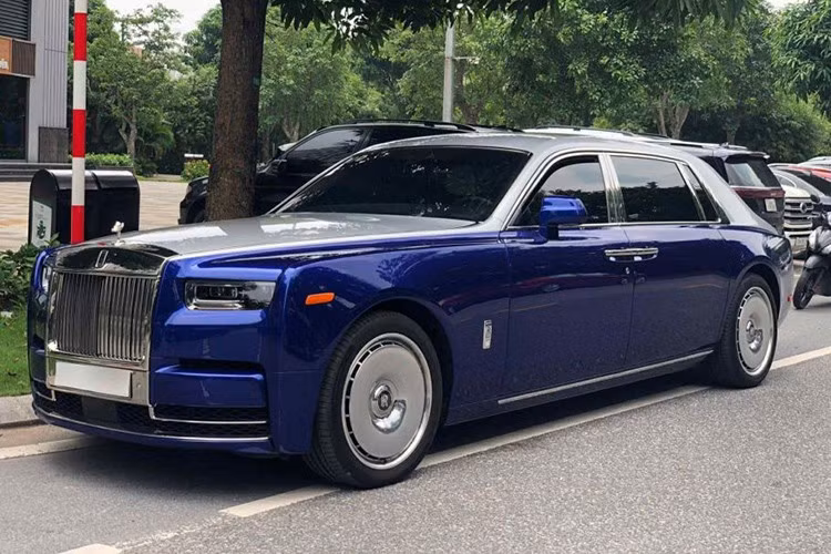 Chiếc xe siêu sang Rolls-Royce Phantom VIII của đại gia bí ẩn tại Hà Nội này mang cấu hình cá nhân hóa Bespoke vừa xuất hiện tại một cơ sở chăm sóc xe sang và lăn bánh trên đường phố thủ đô đã nhanh chóng thu hút sự chú ý nhờ ngoại hình độc đáo và các chi tiết đắt giá.