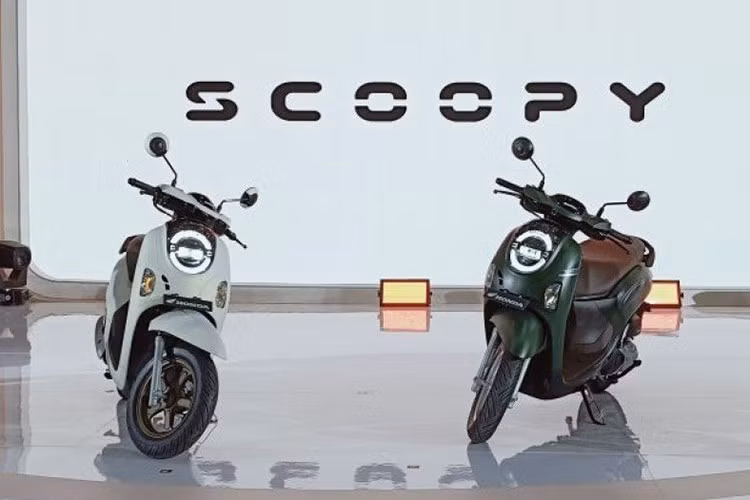 Honda Scoopy 2025 có kích thước tổng thể dài x rộng x cao lần lượt là 1.869 x 693 x 1.075 mm, trục cơ sở dài 1.251 mm. Chiều cao yên giảm còn 746 mm, thấp hơn 18 mm so với bản trước.