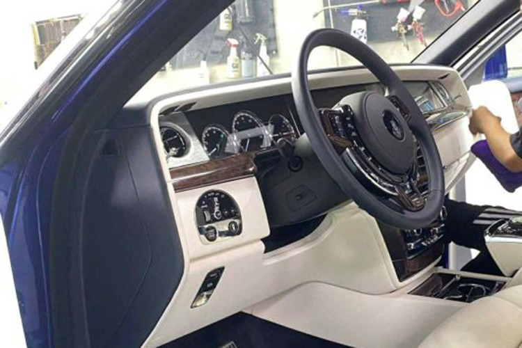 Nổi bật trong không gian nội thất là hệ thống đèn trần Starlight Headliner – một trong những trang bị biểu tượng của Rolls-Royce, được cấu thành từ hàng nghìn sợi quang học tạo hiệu ứng như bầu trời sao ban đêm. Ghế ngồi tích hợp tính năng sưởi và massage, mang lại sự tiện nghi và thoải mái tối đa cho người sử dụng.