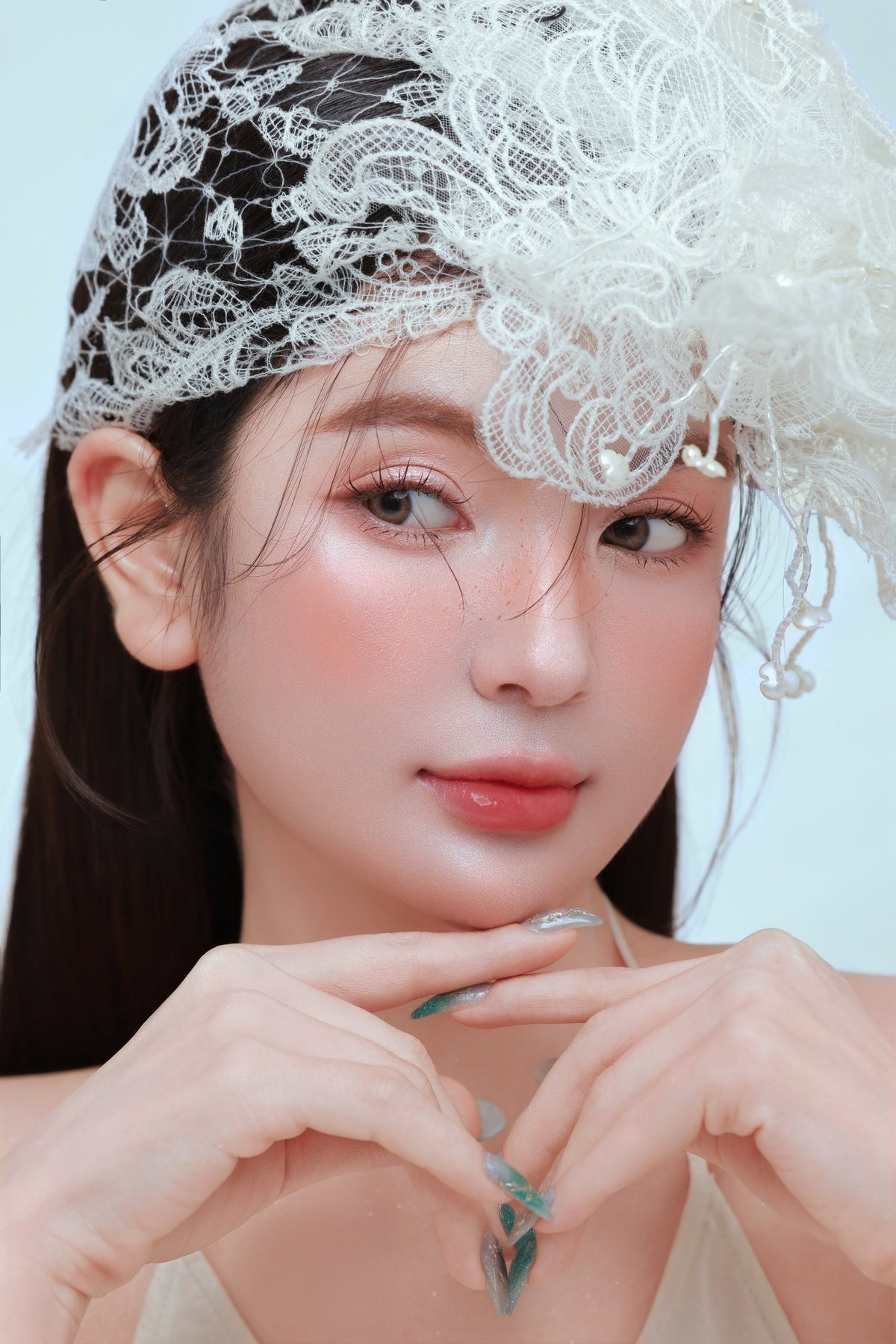 Có thể thấy, dù đã là mẹ bỉm một con nhưng body của Chu Thanh Huyền vẫn "on top" như thời con gái, thậm chí còn mặn mà và quyến rũ hơn gấp bội.