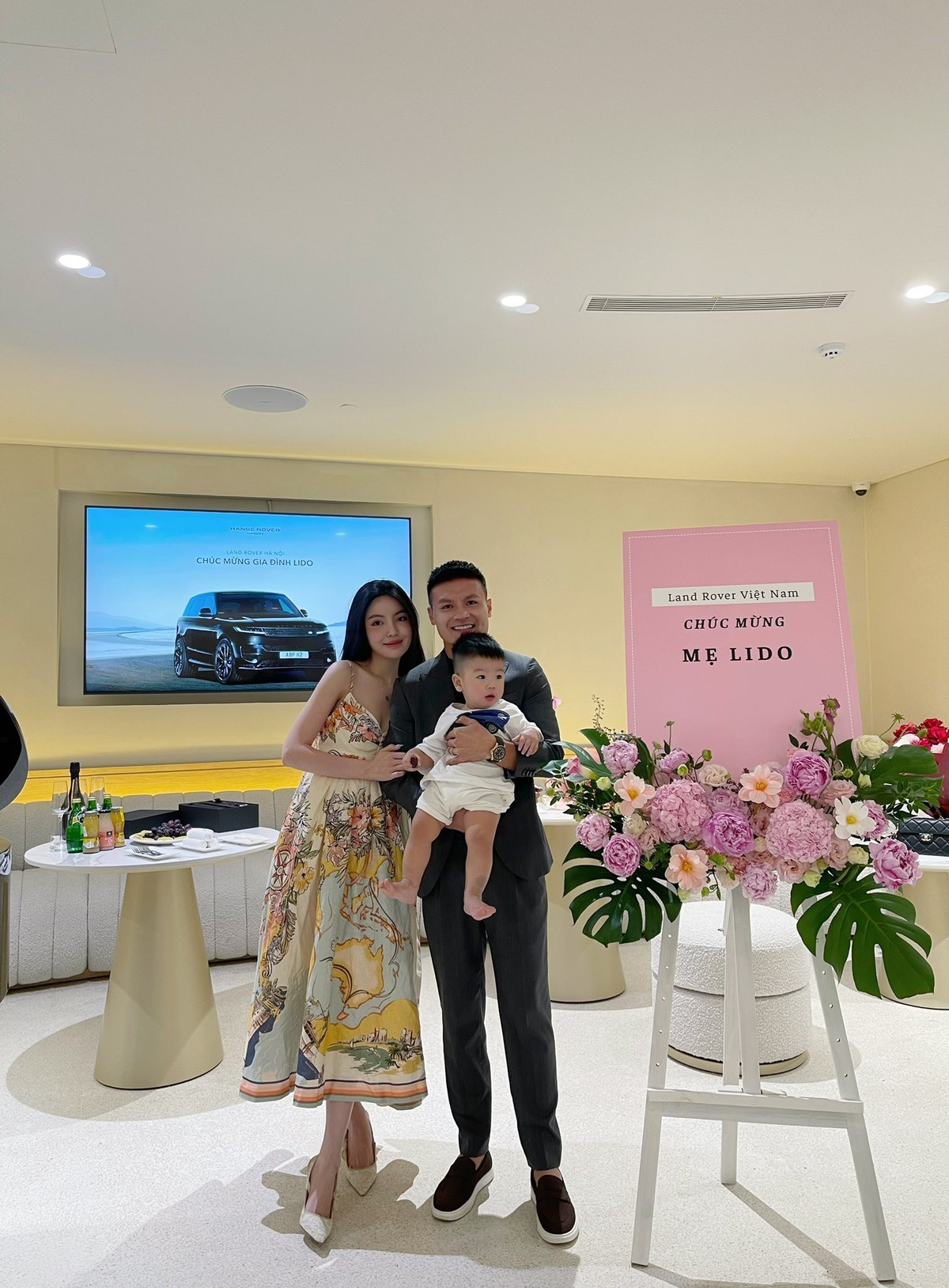 Tận dụng tốt danh tiếng của Quang Hải, Chu Thanh Huyền phát triển việc kinh doanh online mảng mỹ phẩm và xây dựng hình ảnh một nữ doanh nhân sảng chảnh.