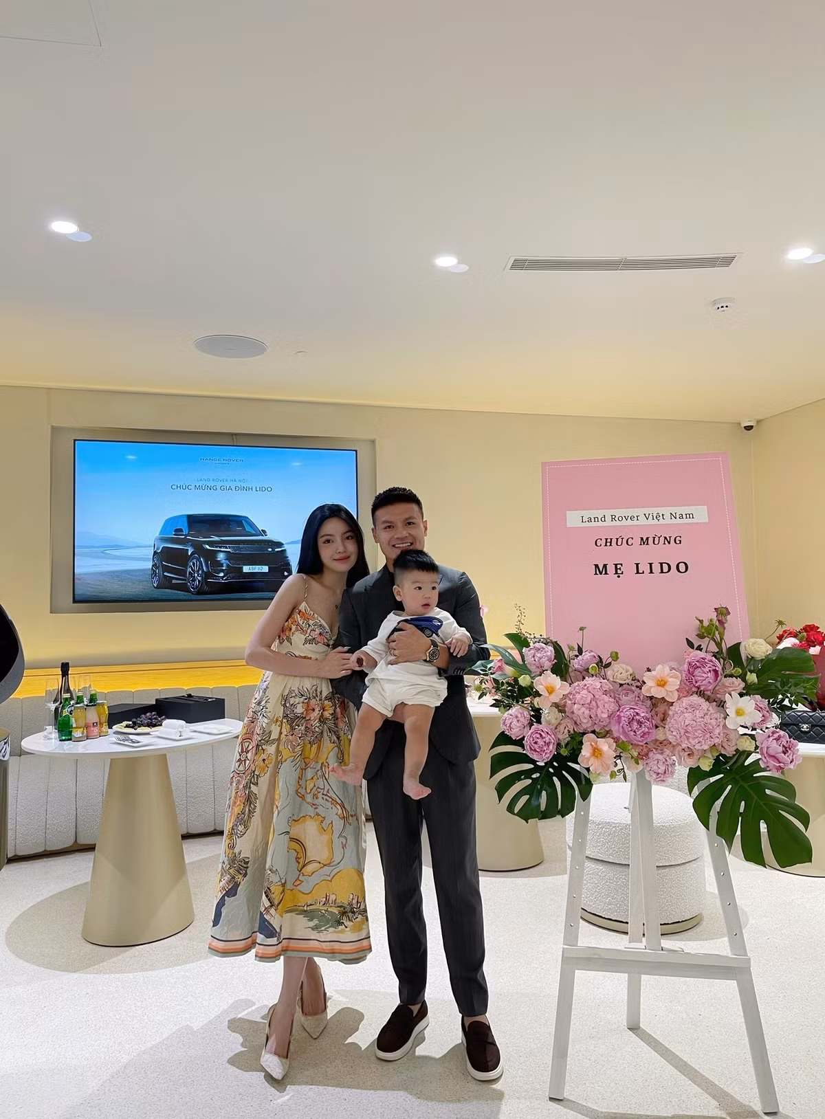 Tận dụng tốt danh tiếng của Quang Hải, Chu Thanh Huyền phát triển việc kinh doanh online mảng mỹ phẩm và xây dựng hình ảnh một nữ doanh nhân sảng chảnh.