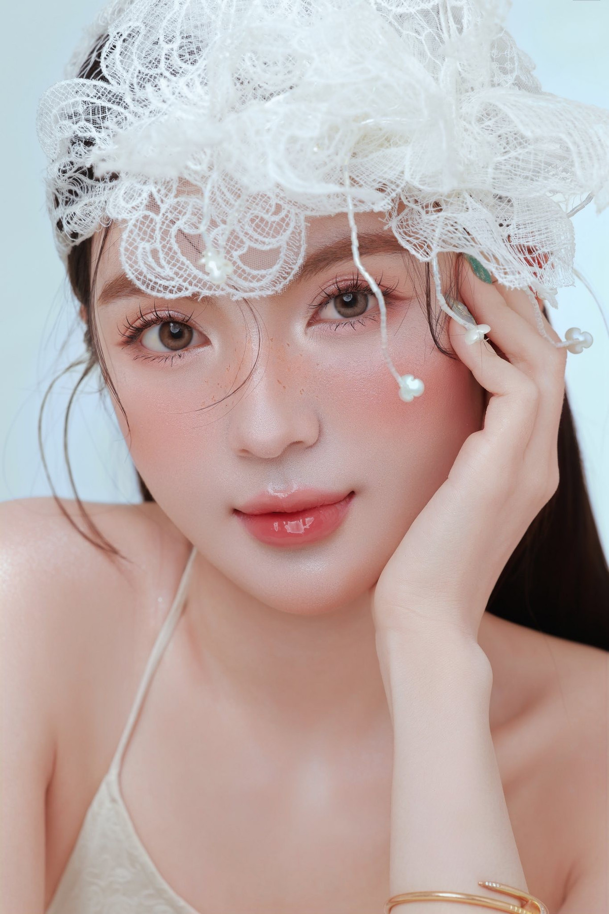 Chu Thanh Huyền sinh năm 2000, là hot mom đình đám trên mạng xã hội. Cô nổi lên khi hẹn hò và kết hôn cùng cầu thủ số một đội tuyển Việt Nam Nguyễn Quang Hải.