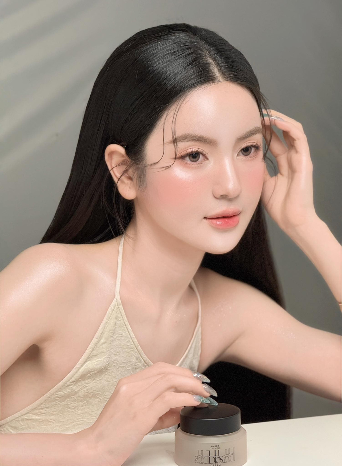 Góc nghiêng thần thánh, sống mũi cao vút và đôi môi chúm chím của Chu Thanh Huyền được netizen không tiếc lời khen ngợi: "Visual đỉnh thật", "Vừa đẻ xong mà đẹp xuất sắc thế này á?", "Đúng là gái một con trông mòn con mắt"...