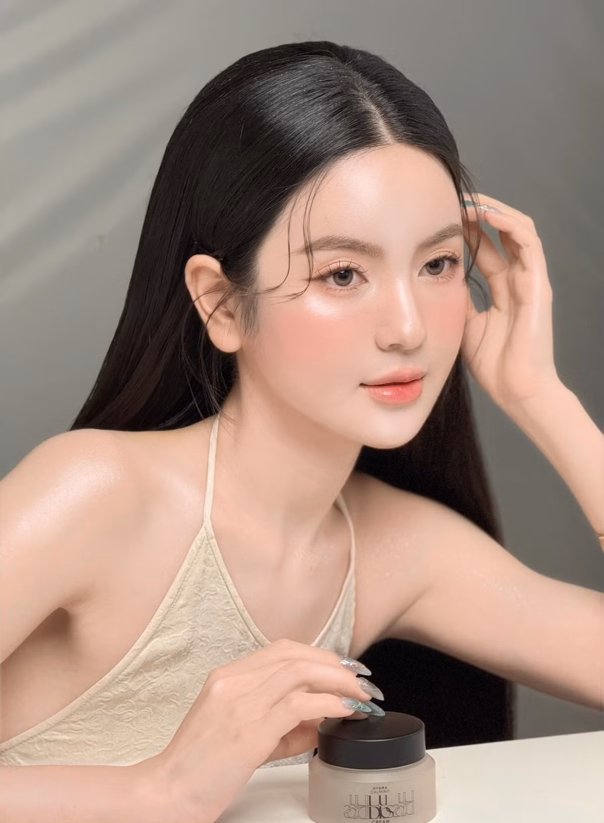 Góc nghiêng thần thánh, sống mũi cao vút và đôi môi chúm chím của Chu Thanh Huyền được netizen không tiếc lời khen ngợi: "Visual đỉnh thật", "Vừa đẻ xong mà đẹp xuất sắc thế này á?", "Đúng là gái một con trông mòn con mắt"...