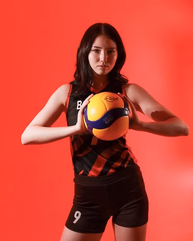 Mới đây, một cái tên đang được anh em game thủ cũng như fan thể thao đặc biệt quan tâm chính là Kamilla Sultanbek – vận động viên bóng chuyền đến từ Kazakhstan, người được mệnh danh là “thiên thần sân đấu” mới nổi.