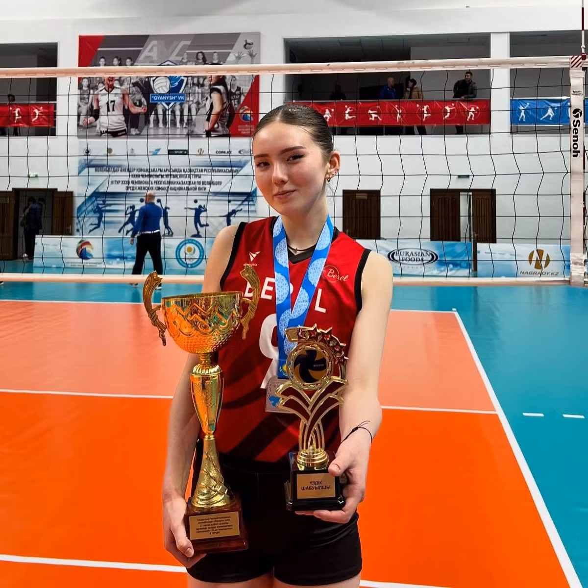 Trên sân, Kamilla toát lên khí chất mạnh mẽ, tập trung và tự tin trong từng pha tấn công. Còn ngoài đời, cô nàng lại ghi điểm với vẻ đẹp trong sáng, nữ tính cùng thần thái cuốn hút chẳng thua gì các người mẫu chuyên nghiệp.