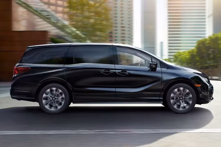 Đây là thế hệ đã ra mắt từ năm 2013, chỉ được làm mới bằng hai đợt facelift nhẹ. Sau khi ngừng sản xuất trong nước từ năm 2021, Honda hồi sinh dòng xe này bằng cách nhập khẩu nguyên chiếc từ Trung Quốc từ năm 2023 – nhưng cũng không có sự nâng cấp rõ rệt nào.