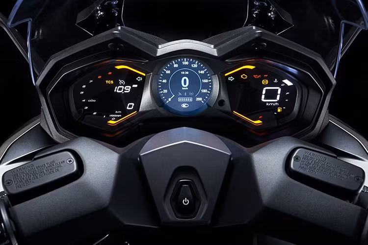 Thông tin vận hành được hiển thị trên màn hình TFT-LCD tròn, kết nối với ứng dụng Kymco Noodoe để hiển thị dẫn đường, điều khiển nhạc và cuộc gọi từ smartphone.