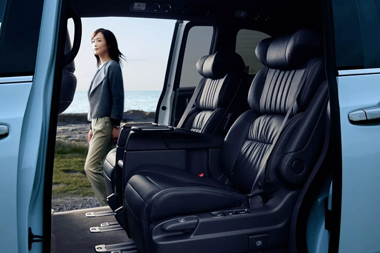 Trong khi đó, các đối thủ như Toyota Alphard có giá khởi điểm tương đương (5,1 triệu yên), nhưng trải dài đến hơn 8,8 triệu yên cho bản cao cấp, với nhiều tiện nghi sang trọng. Sắp tới, thị trường cũng sẽ đón nhận thế hệ mới của Nissan Elgrand, dự kiến ra mắt mùa hè 2026 – hứa hẹn tăng sức ép lên phân khúc MPV cỡ lớn.