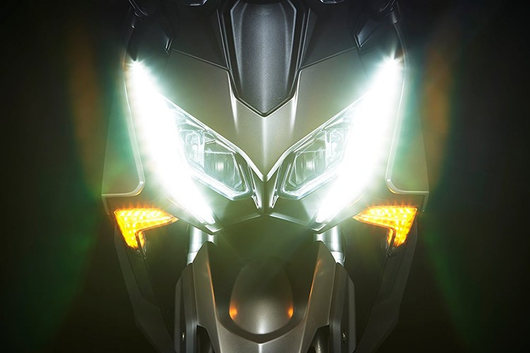 Vẫn giữ phong cách maxi-scooter đặc trưng, Kymco AK550 Premium 2026 tập trung vào nâng cao tiện nghi và công nghệ lái hiện đại. Xe được trang bị kính chắn gió có thể điều chỉnh điện, cụm đèn pha LED mới nâng cấp chiếu sáng tốt hơn.