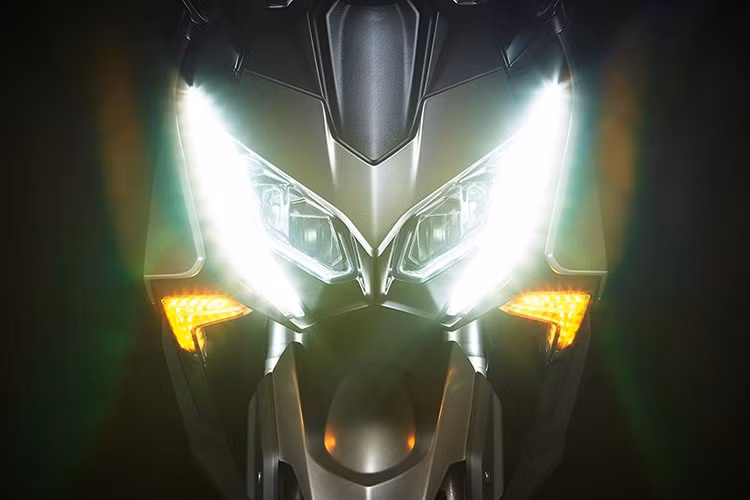 Vẫn giữ phong cách maxi-scooter đặc trưng, Kymco AK550 Premium 2026 tập trung vào nâng cao tiện nghi và công nghệ lái hiện đại. Xe được trang bị kính chắn gió có thể điều chỉnh điện, cụm đèn pha LED mới nâng cấp chiếu sáng tốt hơn.