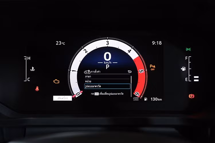 Toyota Safety Sense trên Hilux 2026 gồm; cảnh báo điểm mù, camera 360 độ, cảnh báo va chạm trước, giữ làn đường, điều khiển hành trình thích ứng, hỗ trợ đổ dốc, khởi hành ngang dốc, cảm biến trước/sau và kiểm soát lắc rơ-moóc...