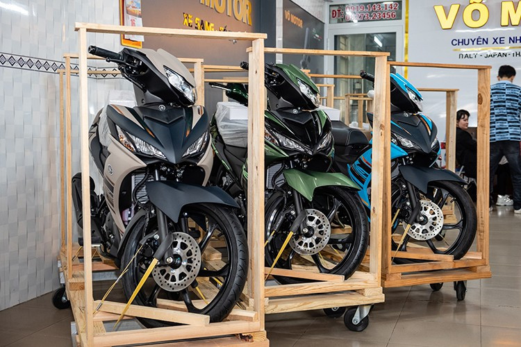 Mới đây, một đại lý xe máy nhập khẩu tư nhân tại Cần Thơ đưa về lô xe máy Yamaha 135LC 2025 đầu tiên Việt Nam. Xe được nhập khẩu nguyên chiếc từ Malaysia với số lượng giới hạn và hướng đến tệp khách hàng thích sự khác biệt và sưu tầm các mẫu xe hiếm.