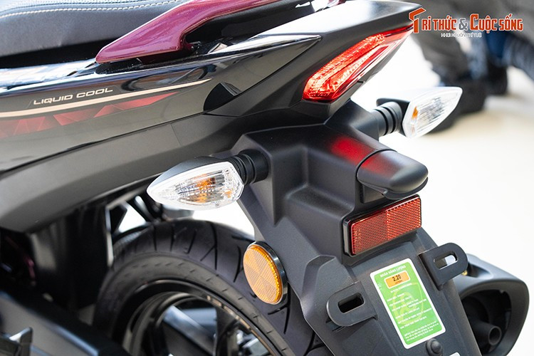 Đáng chú ý, mẫu underbone nhập khẩu Malaysia được công bố đạt tiêu chuẩn khí thải EU4, có thể sử dụng xăng sinh học E5 và E10. Đuôi xe vuốt nhọn, đèn hậu gọn gàng. Khác với phiên bản Yamaha Exciter 135 trước đây, đèn báo rẽ của xe đặt tách rời và bố trí trên chắn bùn sau.