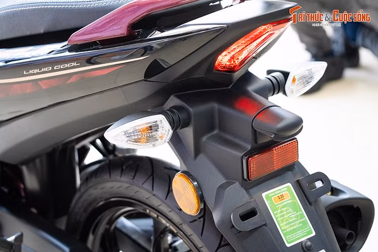 Đáng chú ý, mẫu underbone nhập khẩu Malaysia được công bố đạt tiêu chuẩn khí thải EU4, có thể sử dụng xăng sinh học E5 và E10. Đuôi xe vuốt nhọn, đèn hậu gọn gàng. Khác với phiên bản Yamaha Exciter 135 trước đây, đèn báo rẽ của xe đặt tách rời và bố trí trên chắn bùn sau.