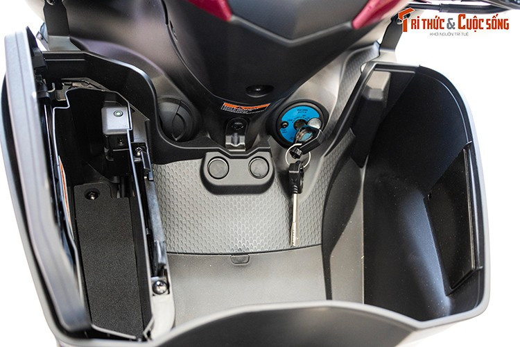 Yamaha 135 LC 2025 mới sở hữu chiều dài cơ sở 1.255mm, trọng lượng khô 109kg và chiều cao yên 775 giúp khách hàng dễ dàng điều khiển chiếc xe linh hoạt trong phố, đi kèm bình xăng dung tích 4,6L đủ đáp ứng cho những chuyến đi xa.