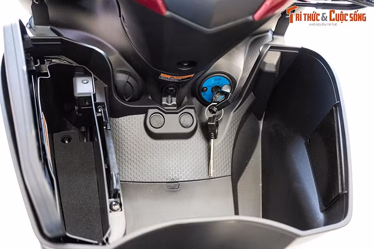 Yamaha 135 LC 2025 mới sở hữu chiều dài cơ sở 1.255mm, trọng lượng khô 109kg và chiều cao yên 775 giúp khách hàng dễ dàng điều khiển chiếc xe linh hoạt trong phố, đi kèm bình xăng dung tích 4,6L đủ đáp ứng cho những chuyến đi xa.